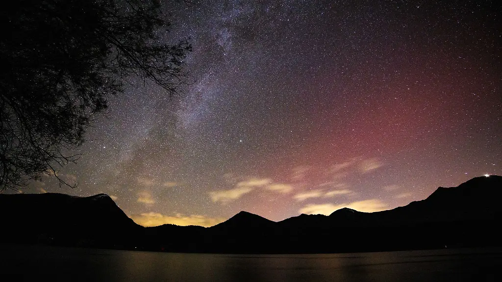Polarlichter-schimmern-am-Sternenhimmel-ueber-den-Bergen-am-Walchensee