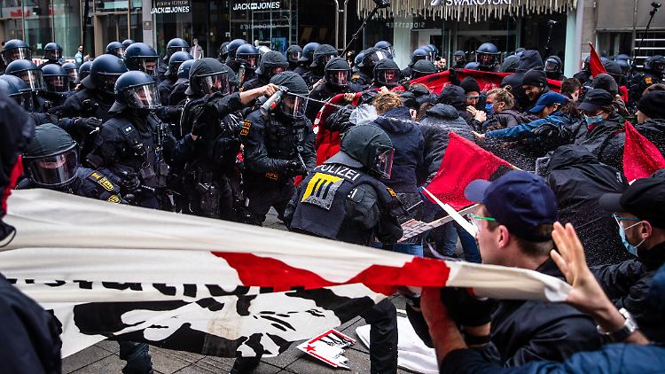 Bei der "Revolutionären 1. Mai Demo" in Stuttgart geraten Polizeieinheiten mit Demonstrationsteilnehmern aneinander.