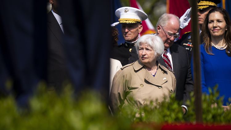 Zahlungsausfall nicht mehr fern: US-Finanzministerin Janet Yellen (vorne) mahnt Kevin McCarthy durch einen Brief.