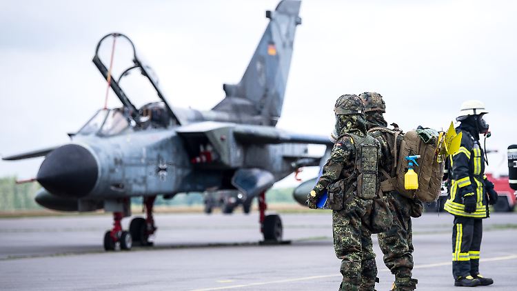 Bundeswehrsoldaten bei einer Übung mit Tornado-Kampfjets im Juni 2022. 