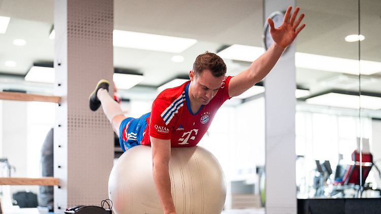 Manuel Neuer bei Reha-Übungen im Fitnessraum des FC Bayern München.