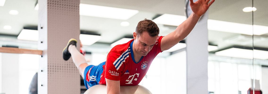 Manuel Neuer bei Reha-Übungen im Fitnessraum des FC Bayern München.
