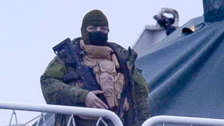 Schwerbewaffnete Männer wie dieser bewachen die "Admiral Wladimirsky", ein Forschungsschiff, das eigentlich nicht militärischen Zwecken dient.