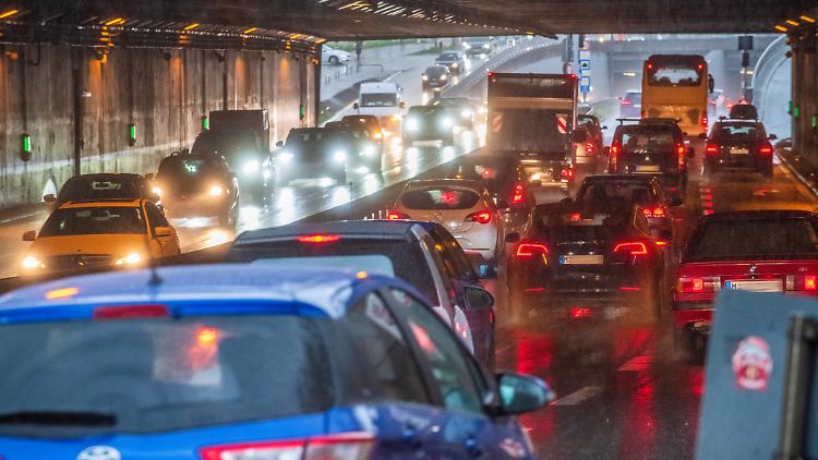 13 Prozent der Deutschen planen, ihr Auto dank des 49-Euro-Tickets nun weniger zu benutzen.