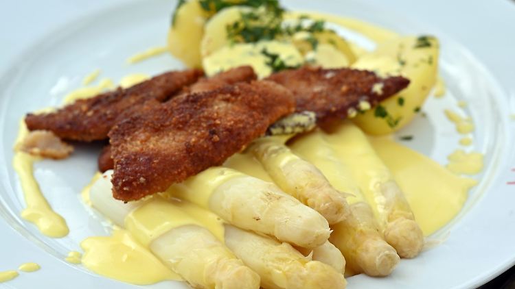 Spargel mit Schnitzel, Kartoffeln und Sauce Hollandaise, so kochen die wenigsten jungen Leute.