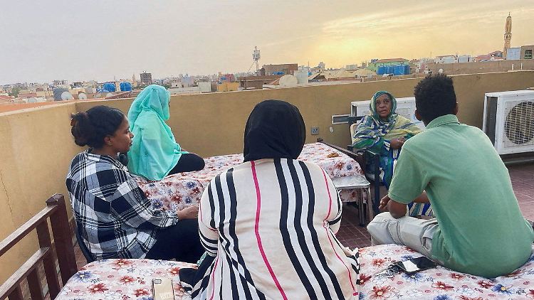 Improvisierte Unterkunft auf einem Hausdach im Sudan.