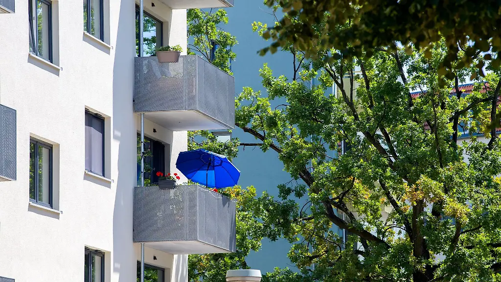 Schirm-aufstellen-kein-Problem-Mieter-haben-bei-der-Gestaltung-des-Balkons-weitgehend-freie-Hand