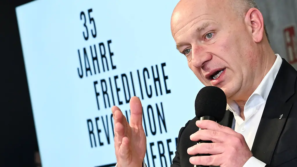 Berlins-Regierender-Buergermeister-Kai-Wegner-spricht-ueber-das-35-Jubilaeum-des-Mauerfalls