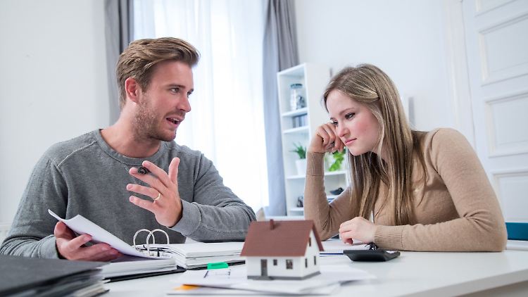 Wer vom Finanzamt den Bescheid zur Grundsteuer bekommt, sollte ihn genau prüfen - im Zweifel können auch Experten helfen.