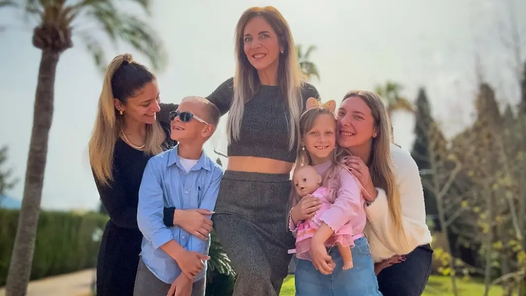 Danni-Buechner-und-ihre-Kinder-sind-noch-dieses-Jahr-in-Diese-Buechners-Familientrubel-unter-Palmen-zu-sehen