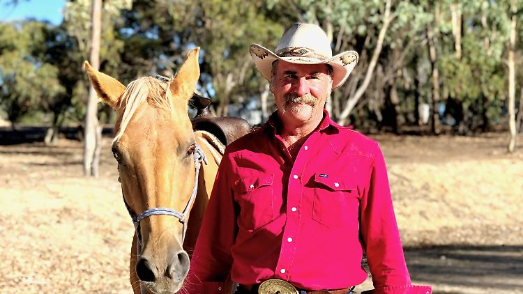 Farmer Tom aus Australien imponiert mit Schmiedetalent und Cowboy-Attitüde.