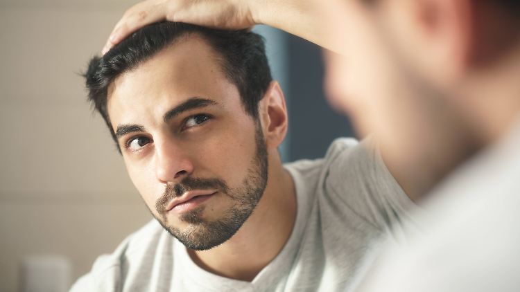 Männer sollten sich frühzeitig an einen Spezialisten wenden, damit der Haarausfall gestoppt wird.