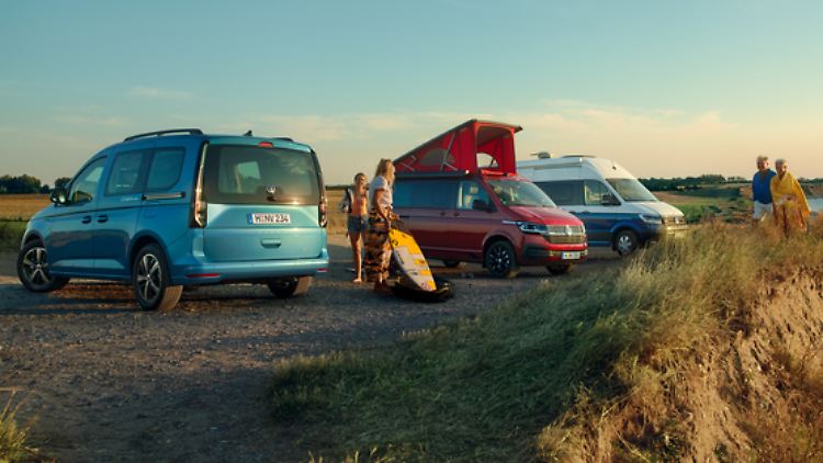 Es muss nicht immer gleich ein Campingbus sein, auch kleinere Hochdachkombis (l.) können in Voll- oder Teilzeit als Mini-Wohnmobil dienen.