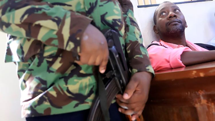 Paul Nthenge Mackenzie (r) sitzt im Gericht in Malindi, einer Stadt an der kenianischen Küste.