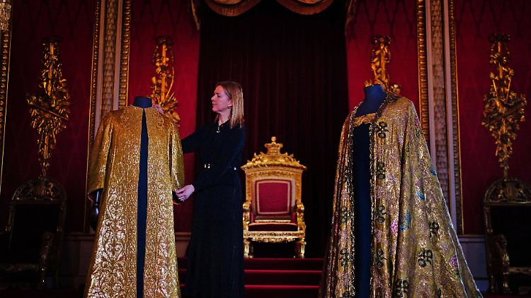 Die "Supertunica" links und der "Imperial Mantle" rechts im Bild.