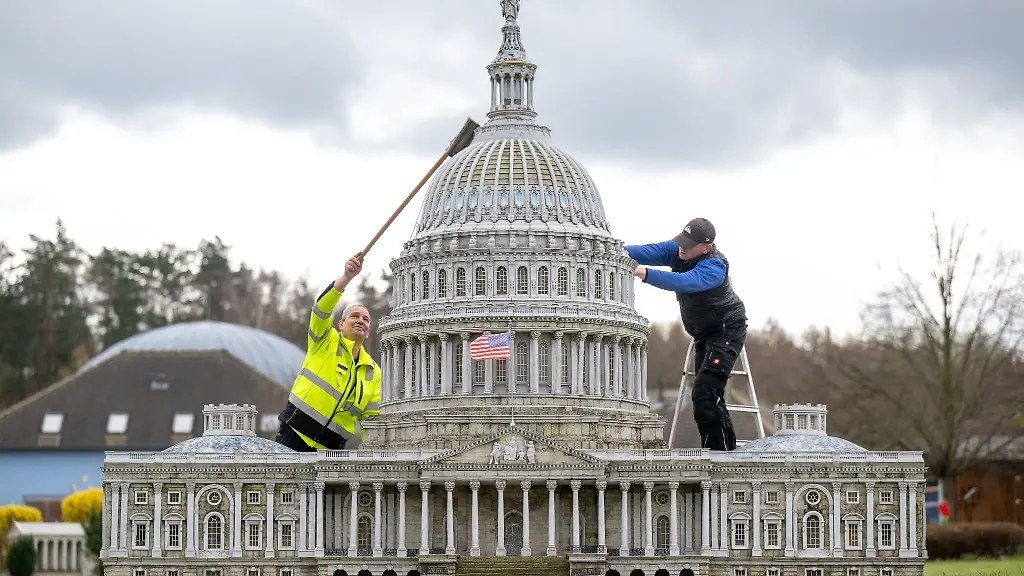 Mit-letzten-Handgriffen-sind-zwei-Mitarbeiter-am-3-50-Meter-hohen-Capitol-in-der-Miniwelt-in-Lichtenstein-beschaeftigt