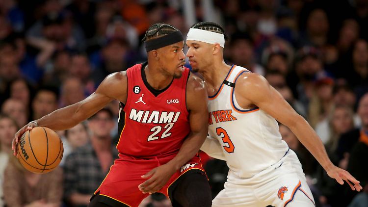 Heat-Star Jimmy Butler und Josh Hart schon im Infight.
