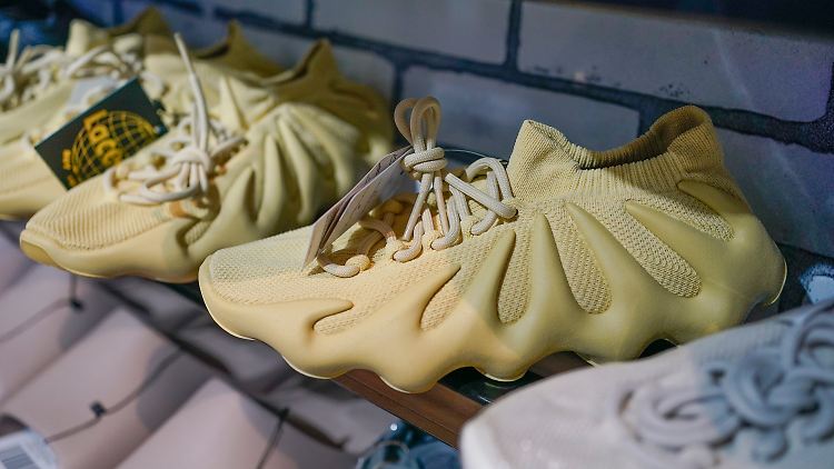 Nettogewinn um 83 Prozent eingebrochen: Unklar ist, was mit Millionen Adidas-Schuhen aus der Zusammenarbeit mit Kanye West wird. 