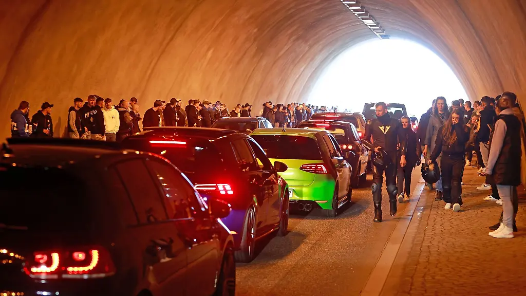 Fahrzeuge-stauen-sich-im-Tunnel-an-der-Rappbodetalsperre
