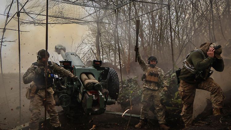 Ukrainische Soldaten feuern Munition mit einer Haubitze D-30 ab. 