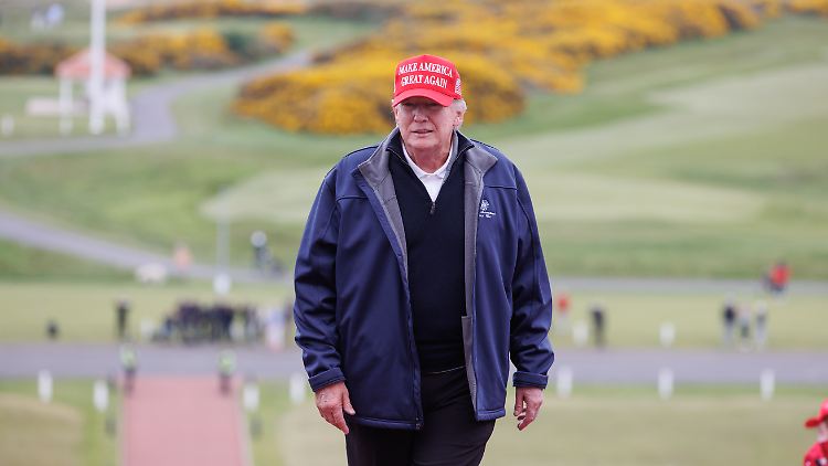 Will 2024 nochmal antreten: Trump bei einem Besuch in Großbritannien mit typischer "MAGA"-Cap.