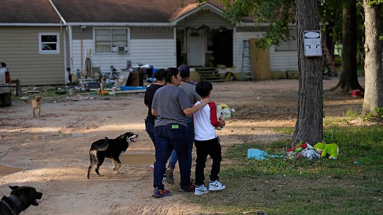 Die texanische Kleinstadt Cleveland steht unter Schock: Nachbarn trauern um die erschossenen Menschen. 