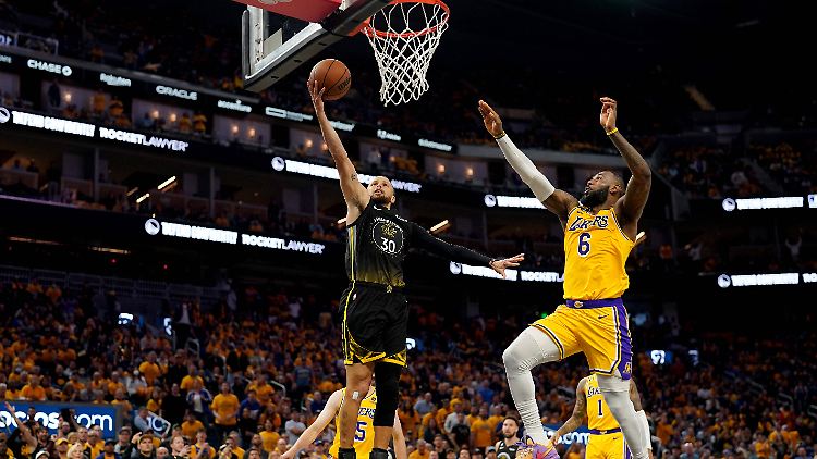 LeBron James (rechts) und seine Los Angeles Lakers besiegten Stephen Curry und die Golden State Warriors.