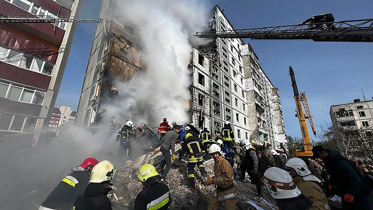 Zuletzt trafen russische Raketen ein Hochhaus in Uman. Laut britischen Einschätzungen wird Russland jedoch wieder mehr militärische und industrielle Infrastruktur angreifen. 
