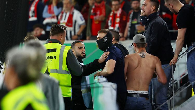 Einige Anhänger des SC Freiburg wollten den Rasen stürmen.