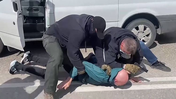 Sieben Menschen wurden den Angaben zufolge festgenommen und Sprengsätze und Zünder beschlagnahmt. 