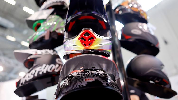 Motorradhelme auf der Motorradmesse Intermot 2022: Alle paar Jahre muss ein neuer Kopfschutz her.