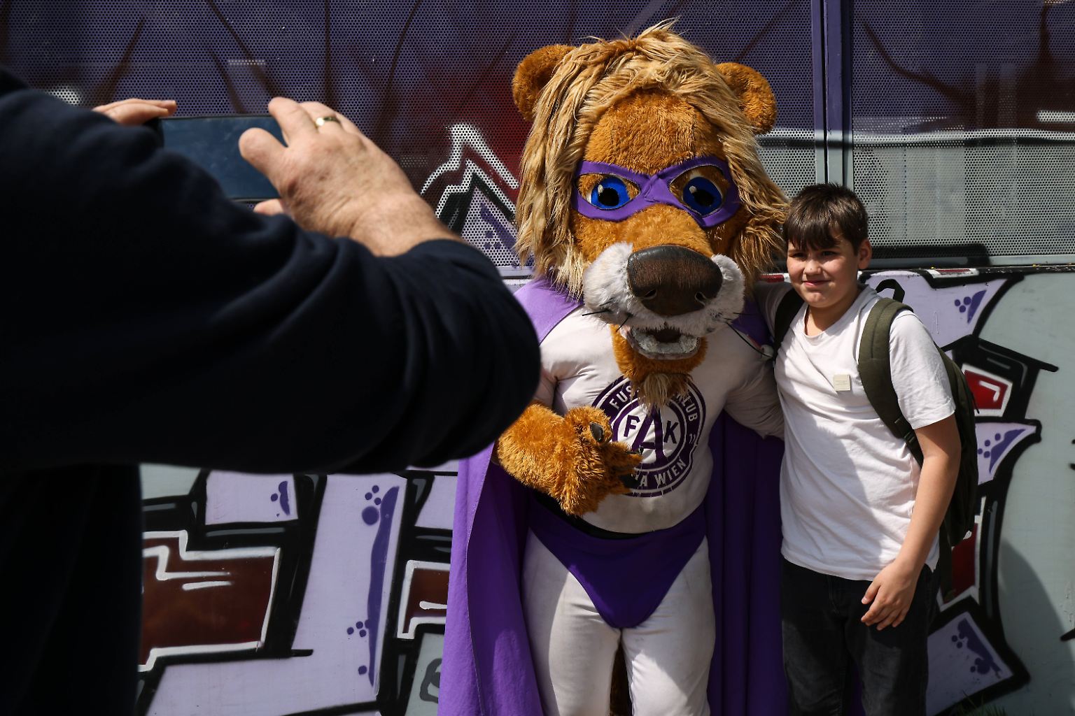Maskottchen sind eine großartige Erfindung, auch wenn dieses vom FK Austria Wien mehr Fragen aufwirft, als zu beantworten. Für viele Bundesliga-Vereine sind Maskottchen die Chance, den FC Bayern zu überholen. Denn in der Rangliste …
