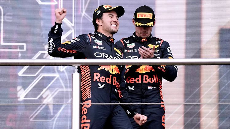 Sergio Pérez bejubelt seinen zweiten GP-Sieg in Aserbaidschan.