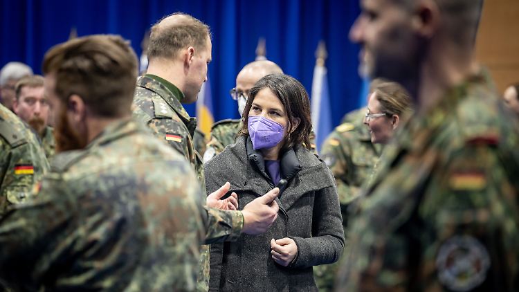 Außenministerin Annalena Baerbock bei einem Besuch im Kosovo. Für den Bundeswehr-Einsatz dort gibt es keine zeitliche Begrenzung.
