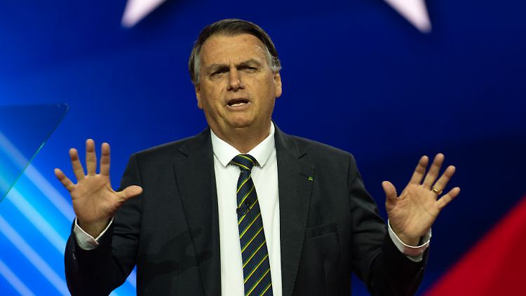 Bolsonaro soll von seinem Umfeld mit einer Impfbescheinigung versorgt worden sein.