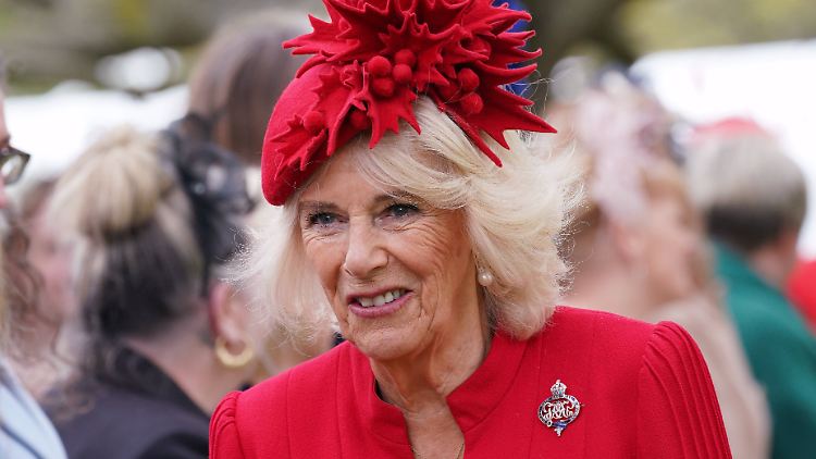 Auch wenn Camilla sonst gerne Hüte trägt, zur Krönung muss es natürlich eine Krone sein.