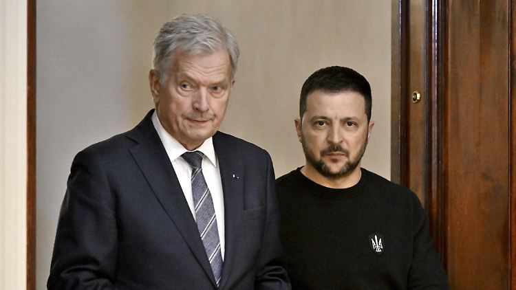 "Uns gefallen Ihre Flugzeuge": Finnlands Präsident Niinistö empfängt Selenskyj in Helsinki.