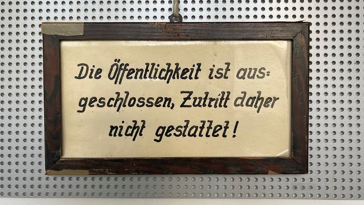 Wer den Fall um die zwei angeklagten Mädchen am Landgericht Hannover verfolgen möchte, stößt vor dem Gerichtssaal auf dieses Schild. Da die mutmaßlichen Täterinnen minderjährig sind, wird unter Ausschluss der Öffentlichkeit verhandelt.