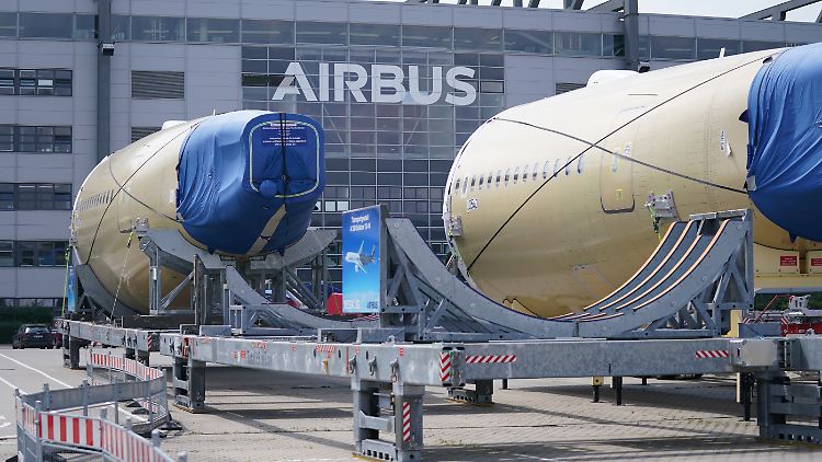 Airbus will in diesem Jahr rund 720 Maschinen an die Kunden übergeben - also gut zwei Flugzeuge pro Tag.