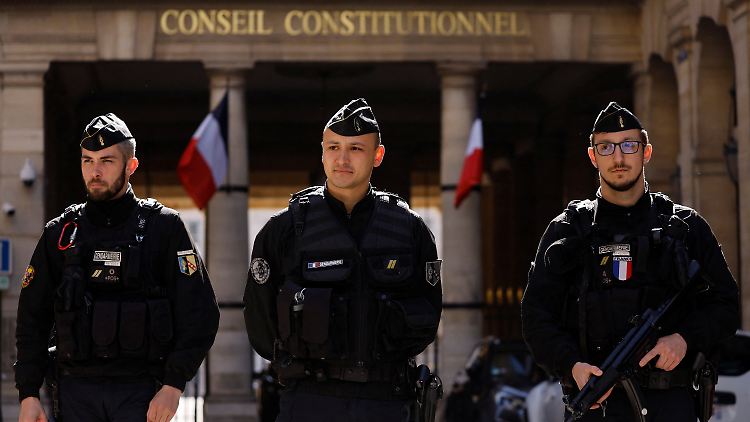 Unter Polizeischutz: In der Nähe des französischen Verfassungsrates sammelten sich Demonstranten. 