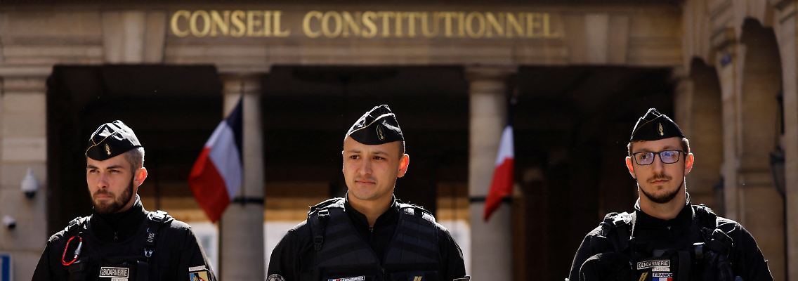 2023-05-03T094158Z_1231502198_RC2XQ0ADKBAH_RTRMADP_3_FRANCE-POLITICS.JPG