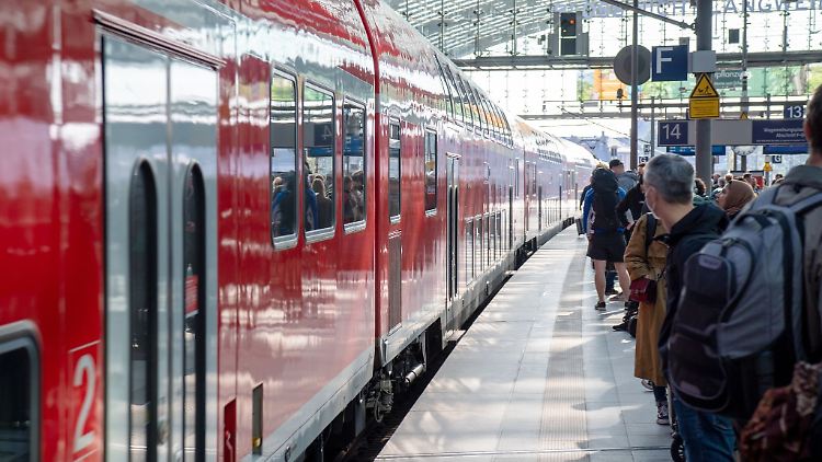 Ab in den Urlaub: Mit etwas Planung kommen Reisende auch mit Regionalbahnen quer durchs Land an ihr Ziel.