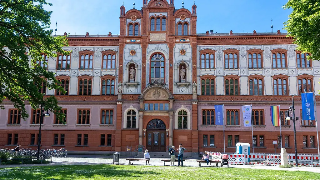 Das-Hauptgebaeude-der-Universitaet-Rostock-am-Universitaetsplatz-in-der-Altstadt