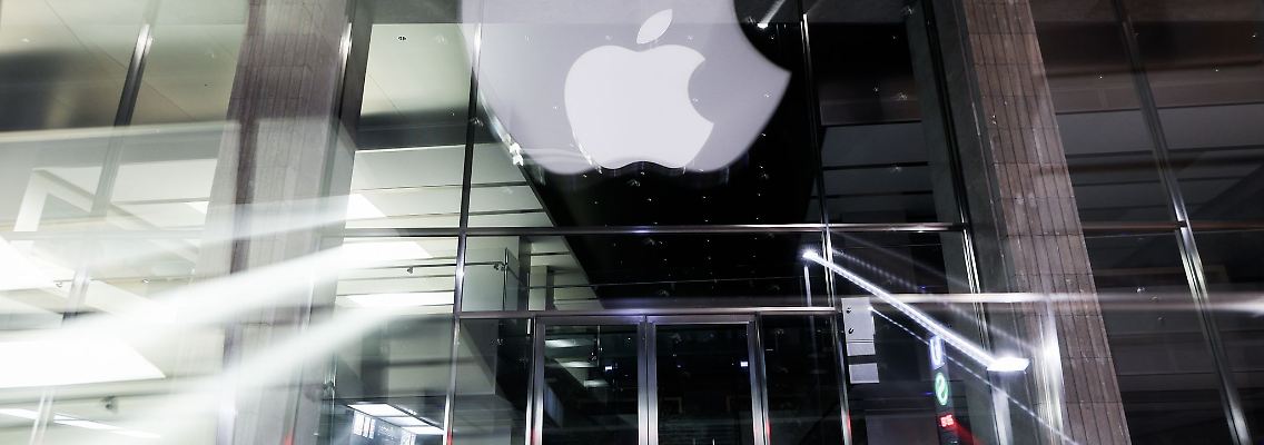 Das Logo des US-amerikanischen Technologieunternehmens Apple ist am Apple Store Jungfernstieg in der Innenstadt in Hamburg zu sehen.