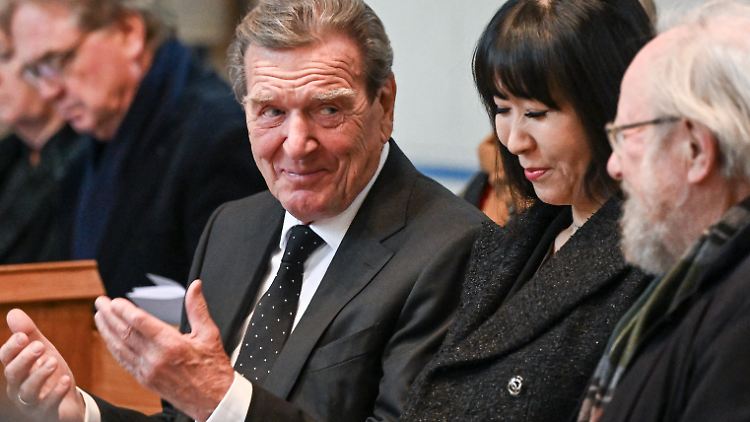Heute könnte sich entscheiden, ob Ex-Kanzler Schröder nach dem Gerichtsurteil wieder gut lachen hat.