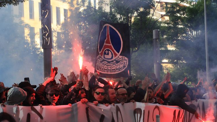 Nicht nur bei dem brasilianischen Superstar, auch vor der Klubzentrale trafen sich die PSG-Anhänger.