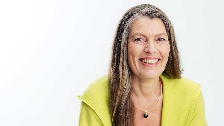 Jutta Heller ist Expertin für Resilienz und begleitet Unternehmen, Teams und Privatpersonen. 