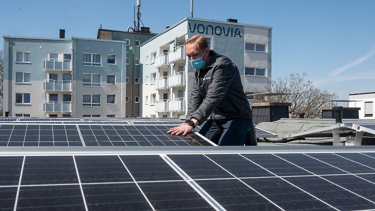 Bis 2045 will Vonovia auf fast allen 30.000 geeigneten Dächern seines Gebäudebestands Photovoltaikanlagen installieren.