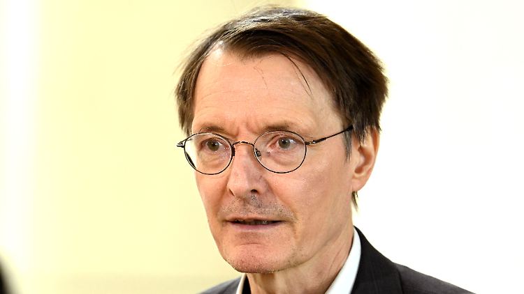 Auf politischer Bühne kann sich Gesundheitsminister Lauterbach sicher fühlen, privat braucht er dagegen Bodyguards. 