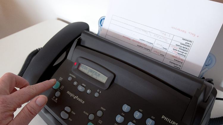 Klobig, laut, aber noch immer in vielen deutschen Unternehmen zu Hause: das Faxgerät. 